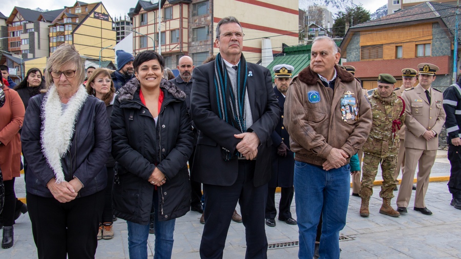 Bauer en Ushuaia en el homenaje a los excombatientes Foto Cristian Urrutia