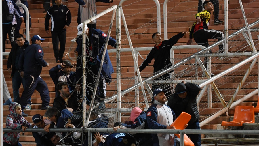 Los hinchas de Quilmes lanzaron piedras y botellas a los platestas de Boca foto Ramiro Gmez 