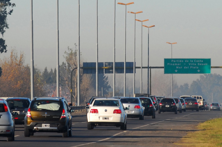 Autos con destino al partido de la Costa por el fin de semana largo 