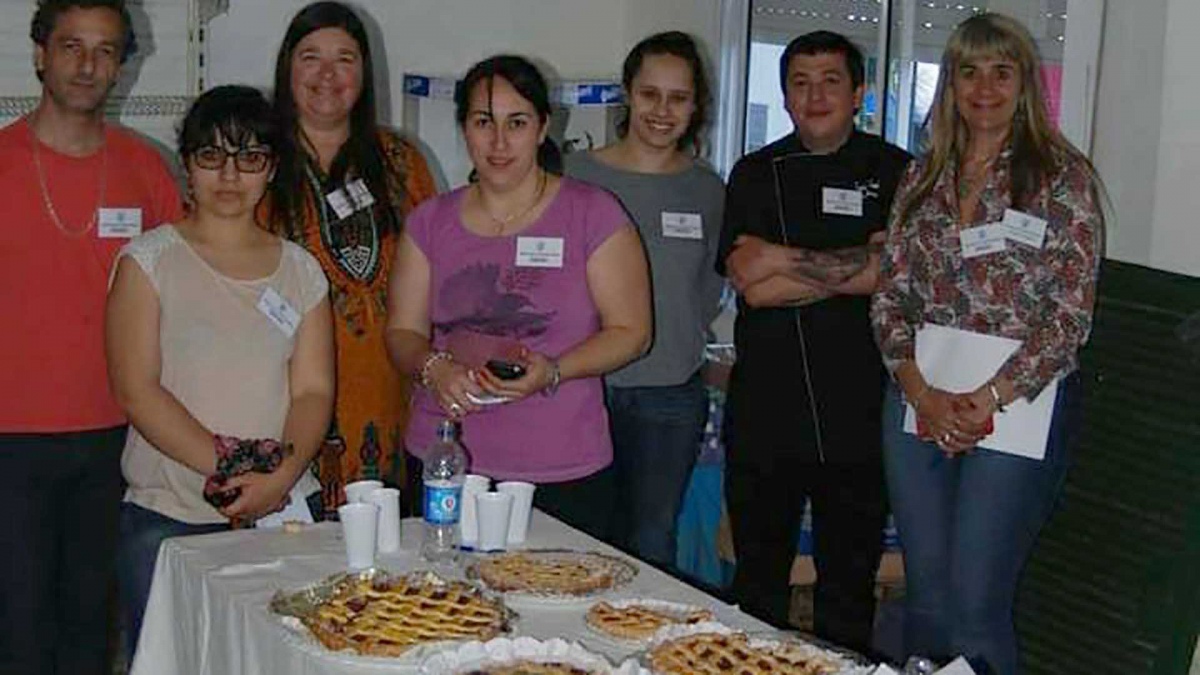 El jurado es capacitado en degustacin sensorial Foto Comisin de Fiestas de Olivera 