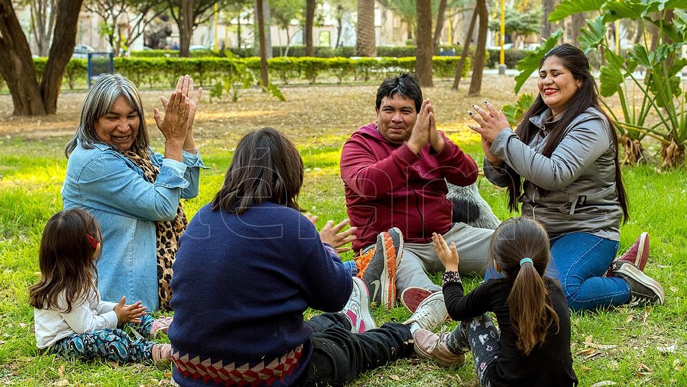 En Argentina cualquier persona sola o en pareja mayor de 25 aos y con 16 aos de diferencia con el adoptante puede ser aspirante para adoptar