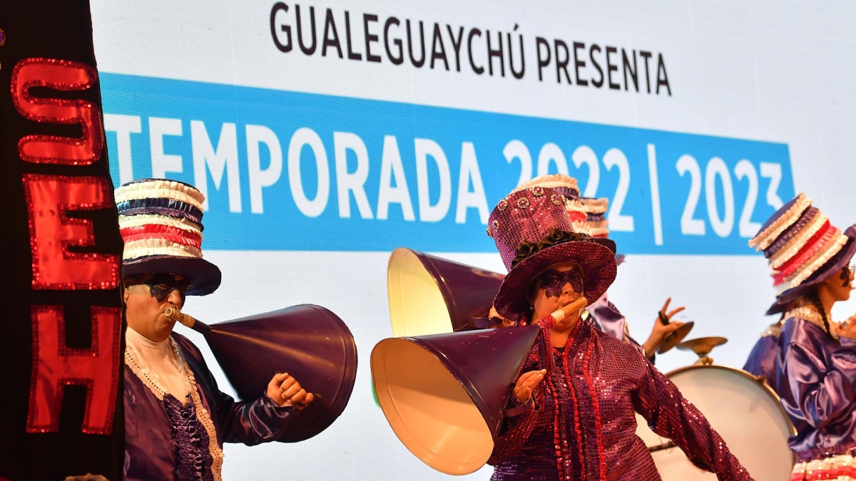 Las murgas que animarn los Carnavales entrerrianos le dieron color y ritmo al encuentro Foto Alfredo Luna