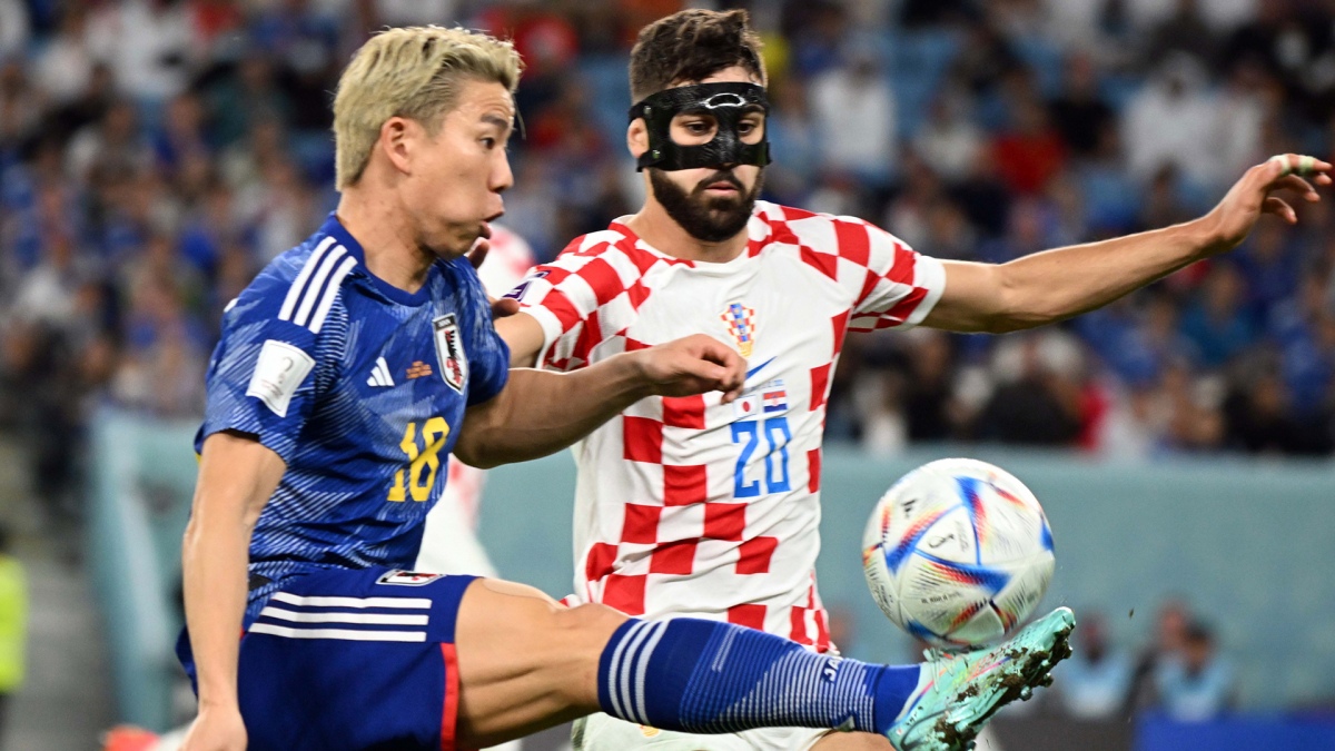 Josko Gvardiol disputa una pelota con Takuma Asano en el duelo entre Croacia y Japn Foto Fernando Gens enviado especial