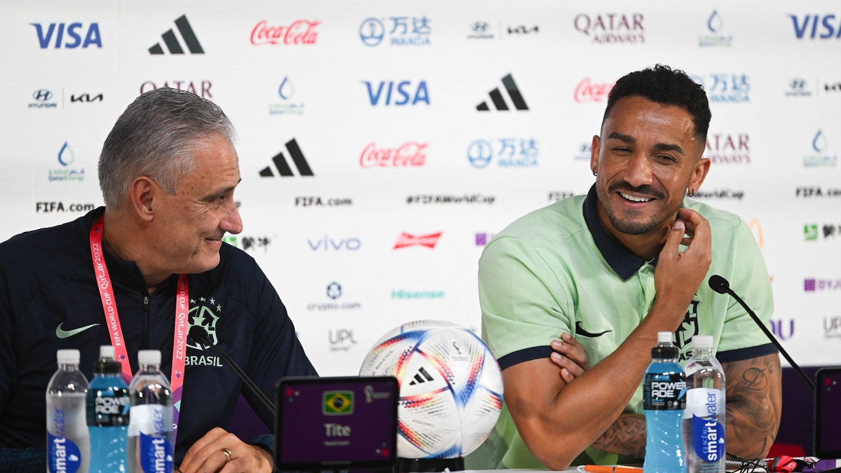 Tite y Danilo en la conferencia de prensa de Brasil Foto Fernando Gens enviado especial 