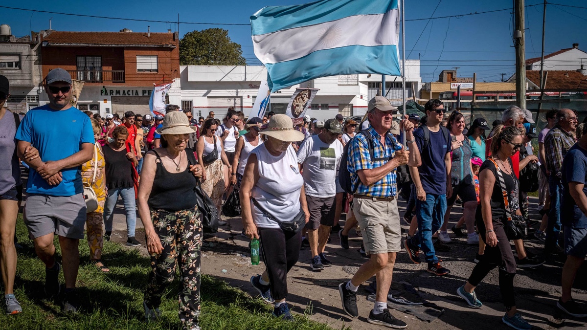 Muchos turistas aprovecharon el feriado largo para venerar a la Virgen Mara en Mar del Plata Foto Diego Izquierdo