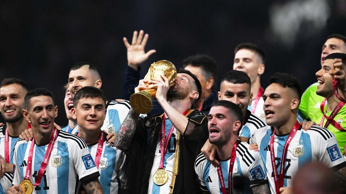 La Copa del Mundo solo pueden tocarla los campeones del mundo los responsables de la FIFA y los jefes de Estado Foto Maximiliano Luna