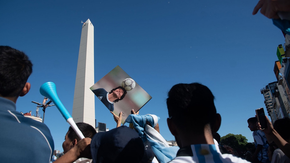 Cientos de miles de hinchas tean de celeste y blanco en la zona del Obelisco Foto Camila Godoy