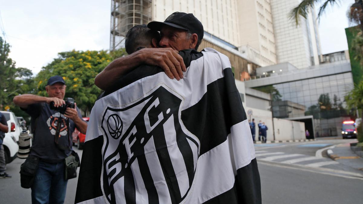 Los hinchas que rindan tributo al astro brasileo ingresarn por una de las plateas de la cancha y desandarn los corredores formados por vallas Foto AFP