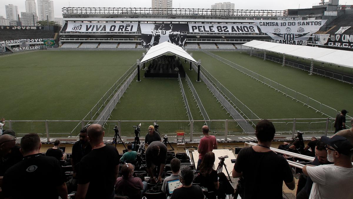 Los preparativos para despedir los restos de Pel en el estadio del Santos Foto AFP