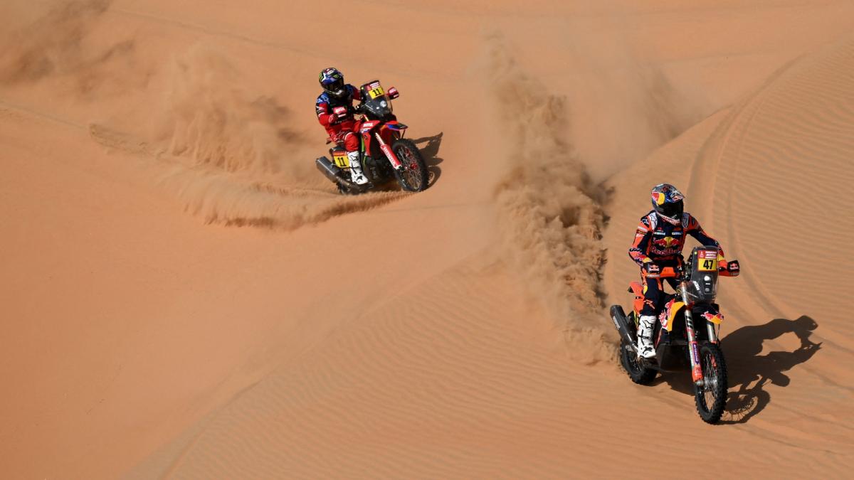 El argentino pudo recortar 2 minutos 28 segundos la distancia pero no lo suficiente para hacerse de la punta en la categora motos que el domingo propondr un desenlace atrapante Foto AFP