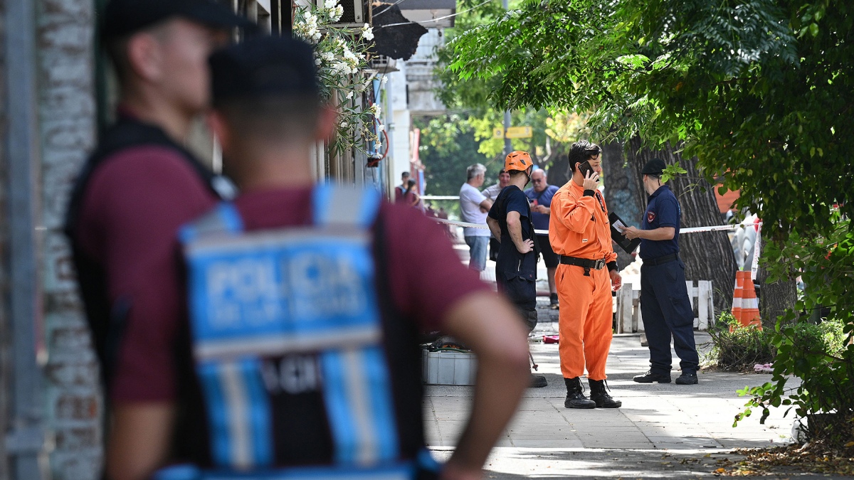 Bomberos solicit a las empresas prestadoras el corte de los servicios de electricidad y gas en la cuadra Foto Victoria Gesualdi