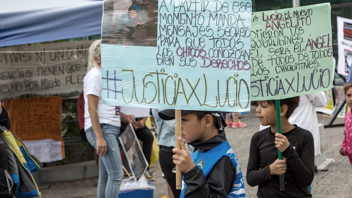 Los manifestantes exigen justicia con banderas y carteles en la puerta del Centro Judicial Foto Julin Varela