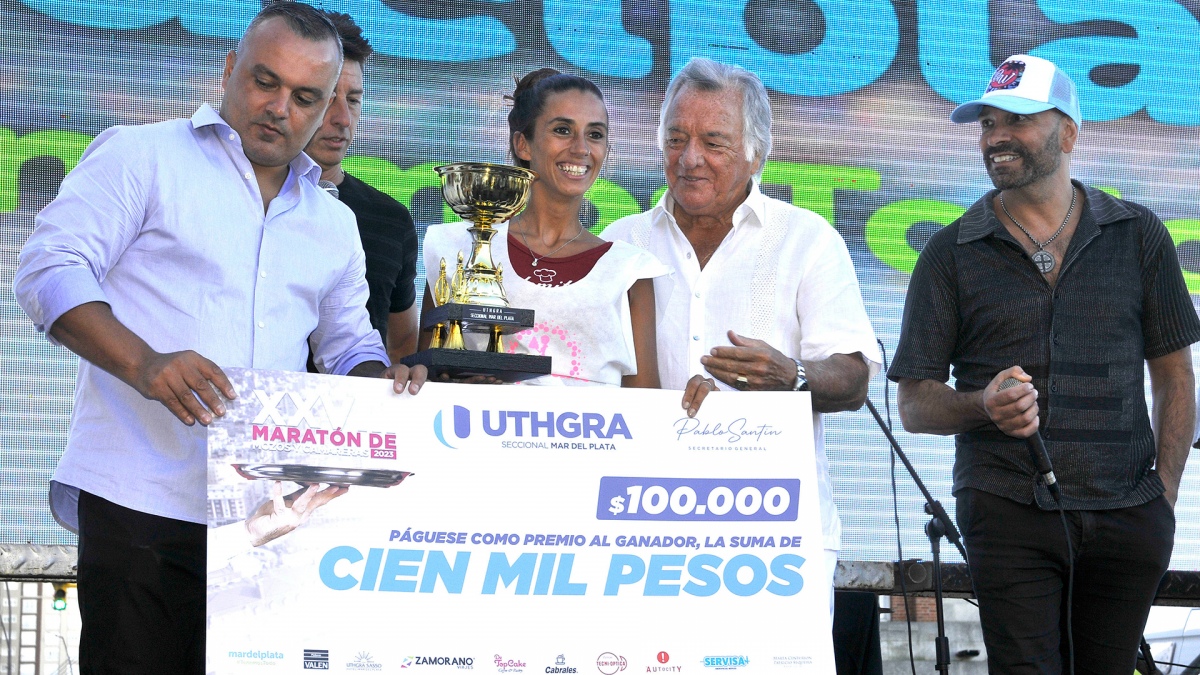 Jeniffer Ibarra de El Lomitn recibe el primer premio en su categora de la mano de Santn y Barrionuevo Foto Alejandro Moritz