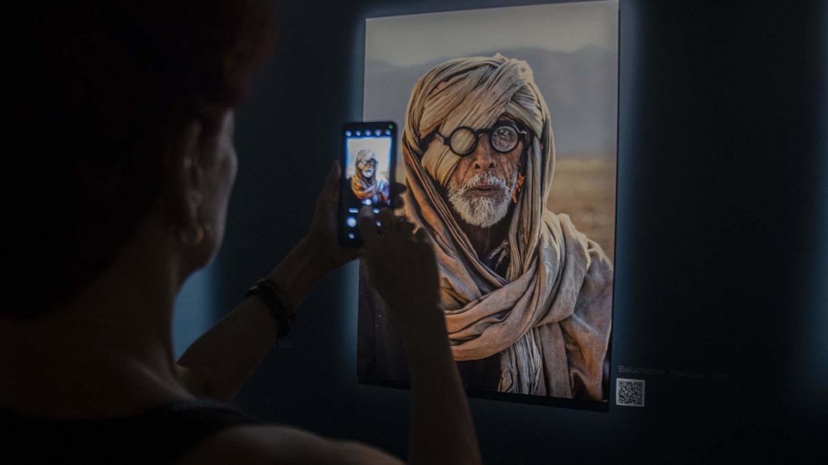 McCurry sola caracterizarse con los atuendos tpicos de los lugareos del lugar donde trabajaba Foto Lara Sartor