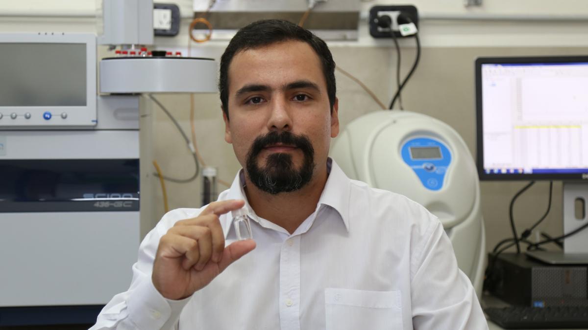 Carlos Altamirano ctedra de Farmacobotnica de la Facultad de Ciencias Exactas Qumicas y Naturales de la Unam Foto Natalia Guerrero