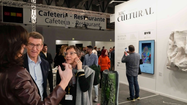 Alberto Núñez Feijóo, en el estand de ABC Cultural de ARCO