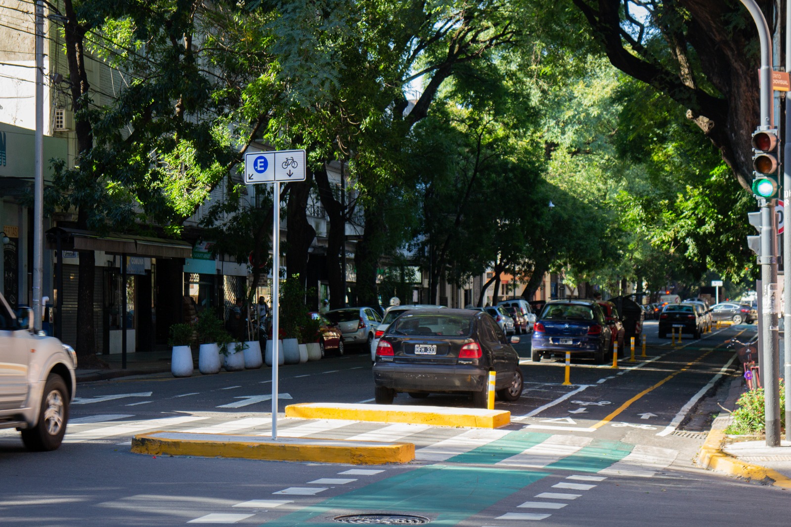 Cartelería marca que se puede estacionar al lado de la ciclovía.