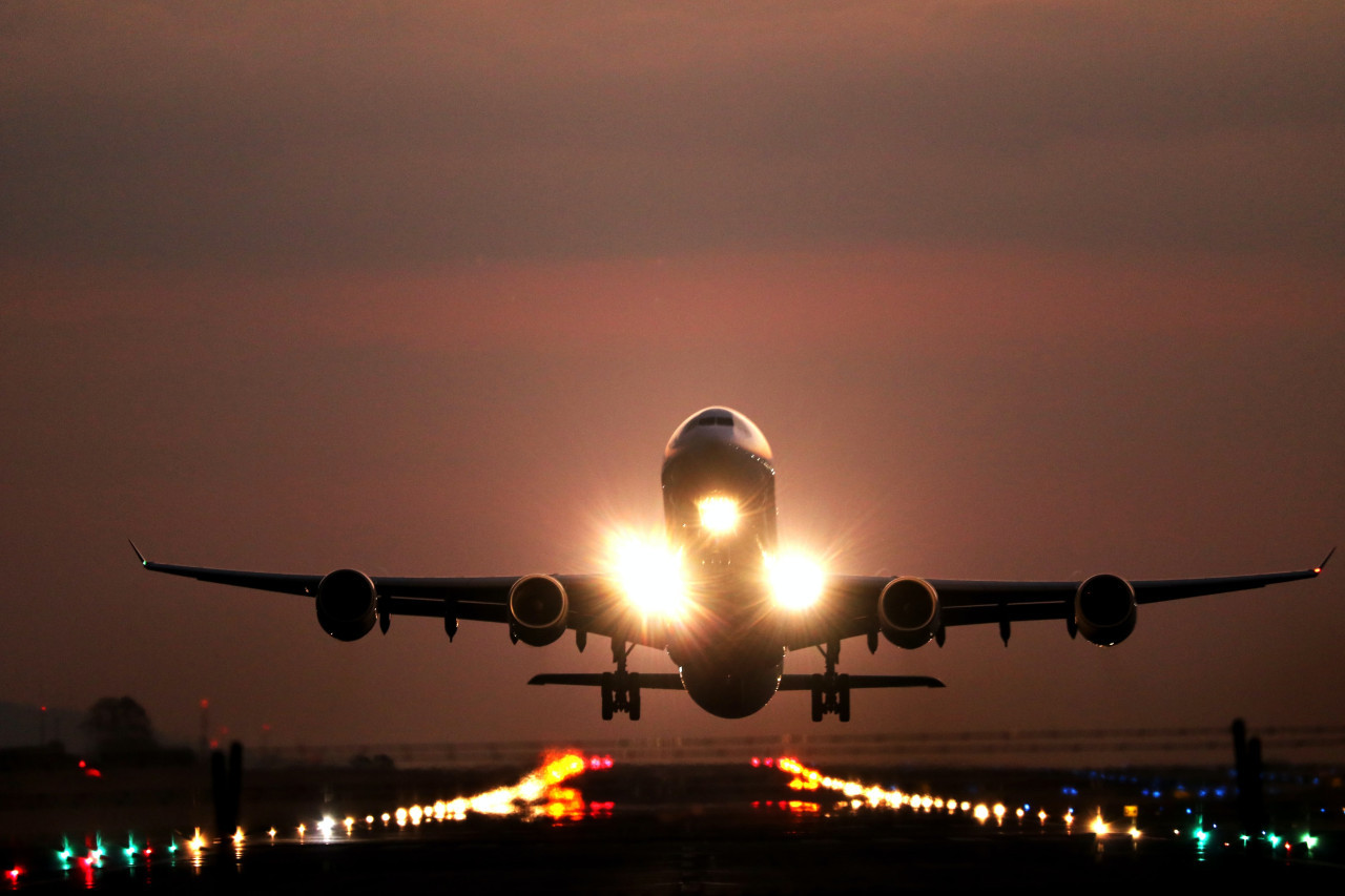 Viajar en avión. Foto: Unsplash