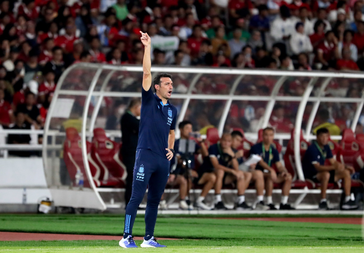 Lionel Scaloni durante el amistoso contra Indonesia. Foto: EFE.