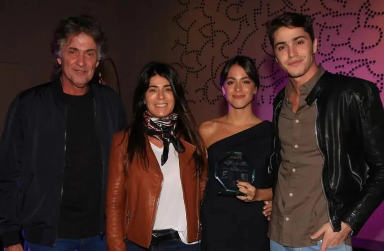 Tini Stoessel junto a su familia. Foto: NA.