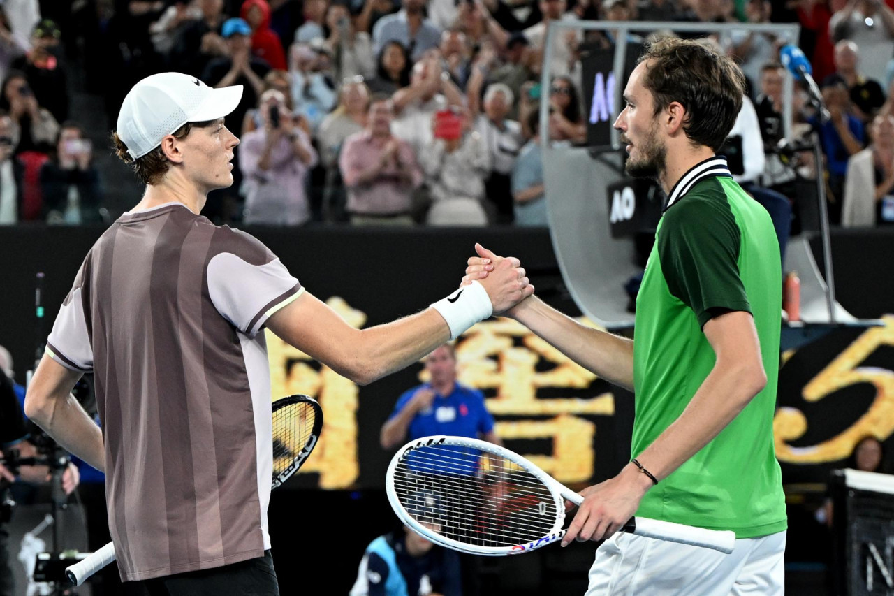 Jannik Sinner con Daniil Medvedev en el Abierto de Ausgtralia. Foto: EFE