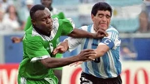 Despedida. Contra Nigeria, Maradona disputó su último partido en la selección. (La Voz / Archivo)