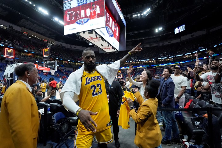 Los Angeles de LeBron se metieron en playoffs. (AP)