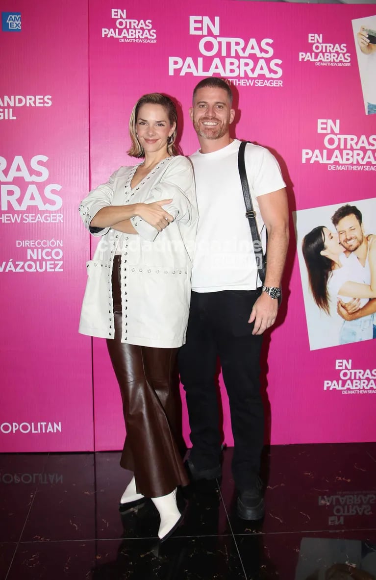 Juelta Nair Calvo y su pareja en el estreno de prensa de En Otras Palabras (Foto: Movilpress).